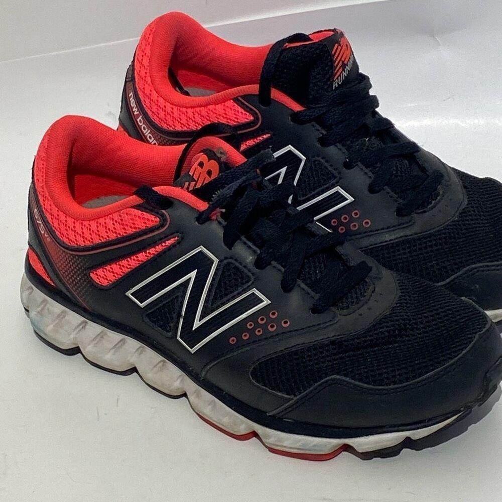 New Balance Women's Black Red 675V2 Lace Up Sneaker Shoes Size 7.5
